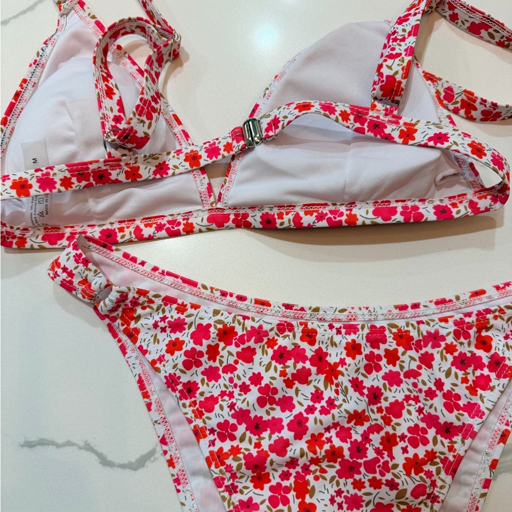 4 Bikini Sets - all medium - Picture 2 of 11